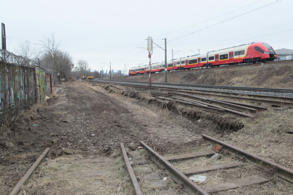 Udrażniają bocznicę kolejową prowadzącą do szpitala przy Szaserów