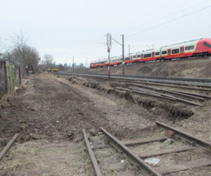 Udrażniają bocznicę kolejową prowadzącą do szpitala przy Szaserów
