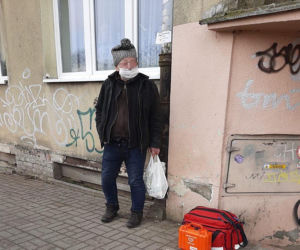 Strażnicy uratowali bezdomnego z bólem serca 