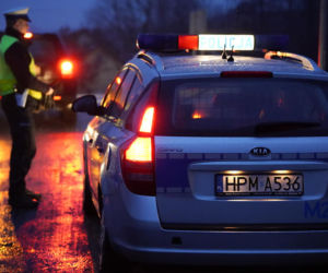 Hajnówka: Najazd na posesję. Czterech na JEDNEGO. Wybili szyby, zniszczyli samochód