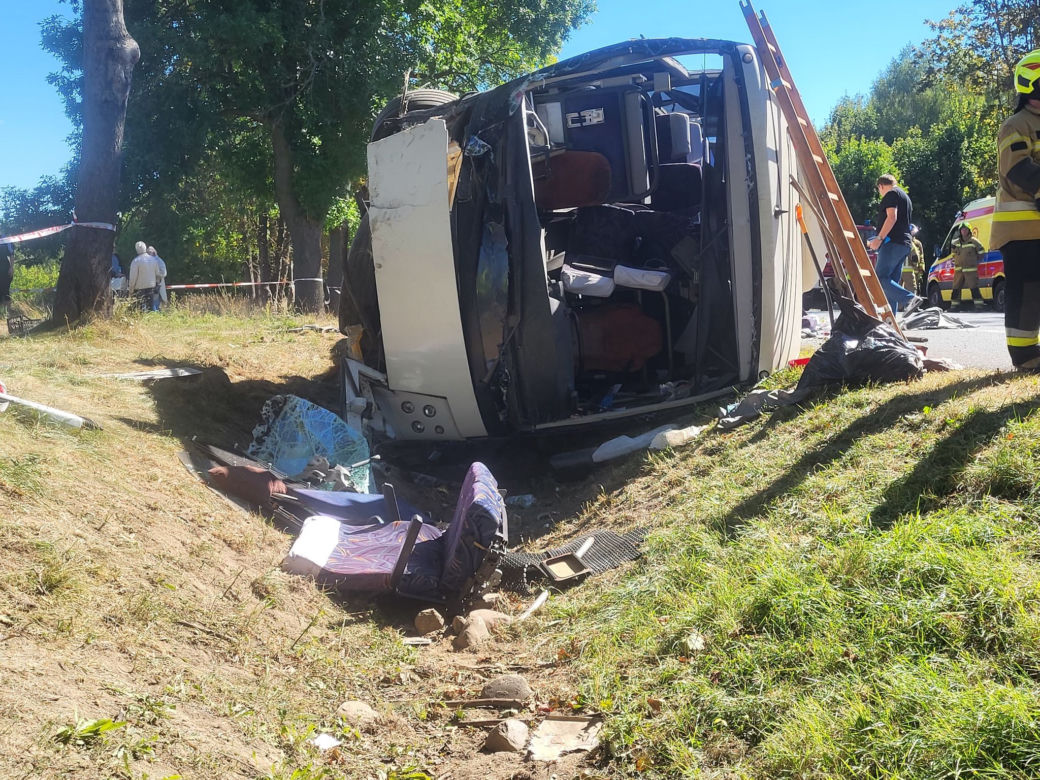 Wypadek autobusu rejsowego w miejscowości Piotrowina pod Kałuszynem. Droga zablokowana! 06.09.2022