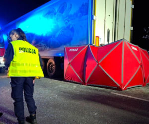 Makabra na drodze! 20-letni kierowca zginął na miejscu. Skoda zmiażdżona pod naczepą