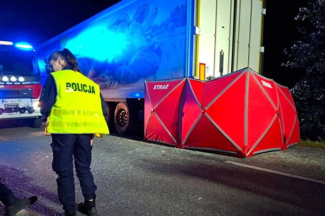 Makabra na drodze! 20-letni kierowca zginął na miejscu. Skoda zmiażdżona pod naczepą
