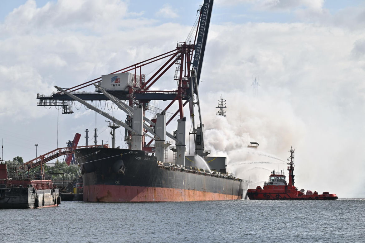 Potężny pożar statku w porcie w Gdańsku! Ogień zajął ładownię, na miejscu około 100 strażaków