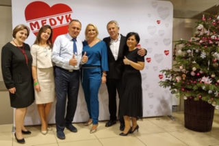 Medyk zrobił bezpieczną imprezę dla pracowników. Wszyscy zostali przebadani innowacyjną metodą [GALERIA, WIDEO]