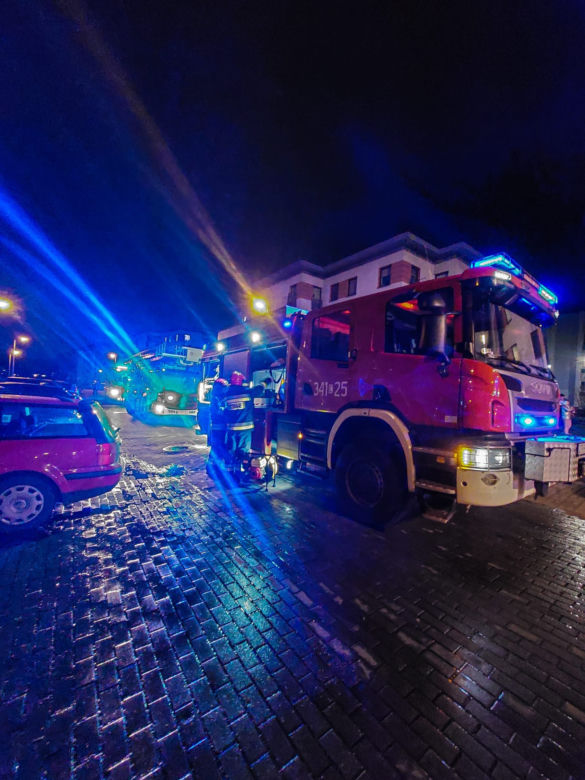 Pożar bloku w Toruniu. Siedem zastępów straży pożarnej w akcji