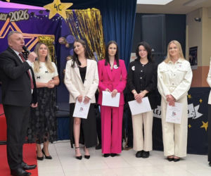 Dzień pełen emocji i wzruszeń. Maturzyści Baczyńskiego w Starachowicach żegnają szkołę