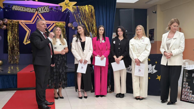 Dzień pełen emocji i wzruszeń. Maturzyści Baczyńskiego w Starachowicach żegnają szkołę