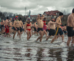 XIV Kąpiel dla odważnych. Morsy wykąpały się na Plaży Miejskiej w Ełku