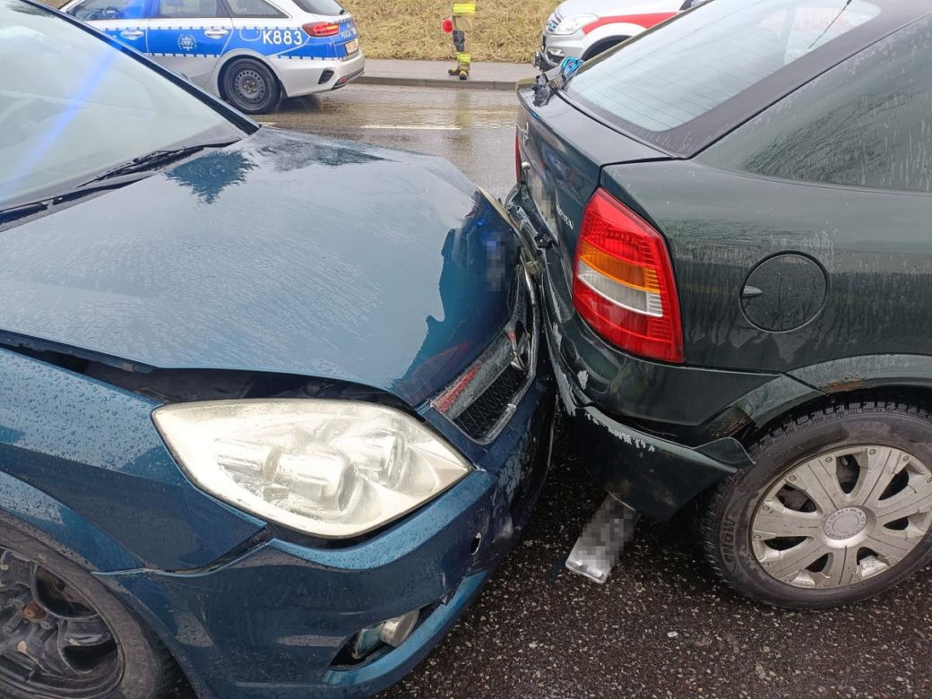 Karambol w Sławęcinie. Zderzenie pięciu pojazdów, w tym ciężarówki