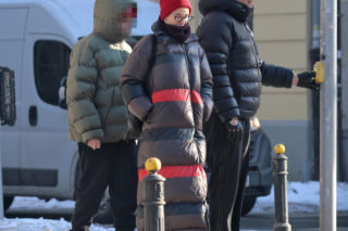 Tomasz Karolak  i Viola Kołakowska na spacerze