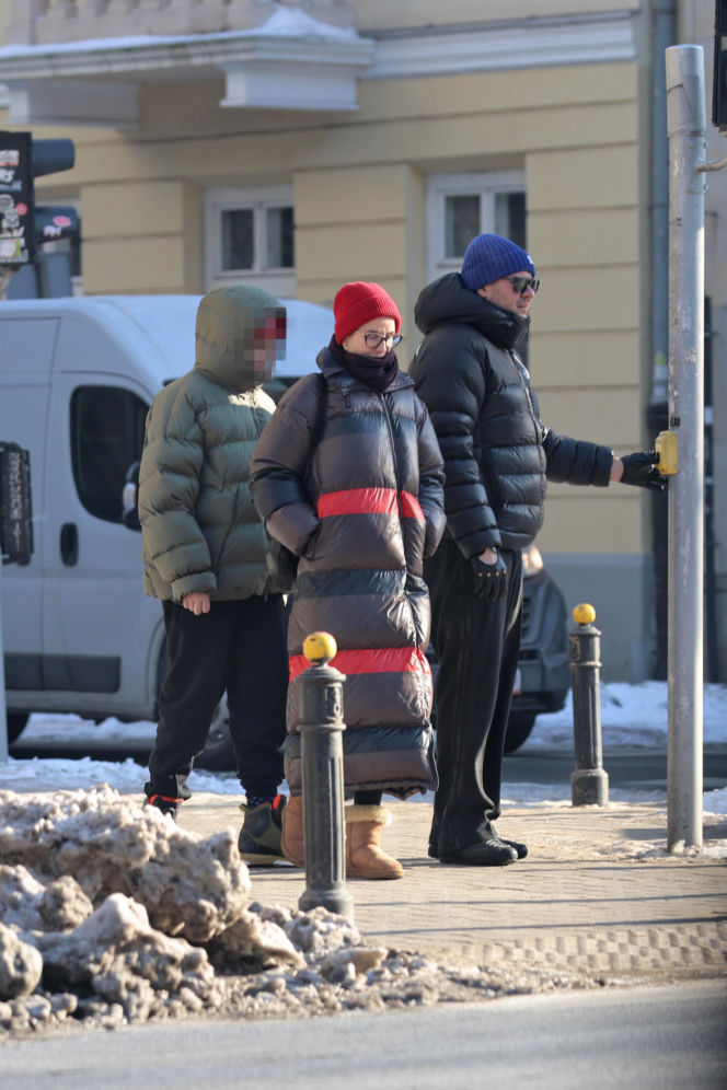 Tomasz Karolak  i Viola Kołakowska na spacerze