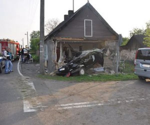 Samochód wbił się w dom 