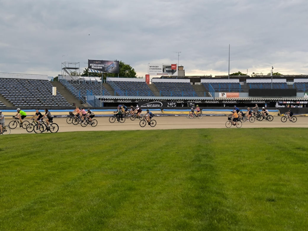 Rowerowa Stolica Polski - kręcili kilometry na stadionie w Lesznie