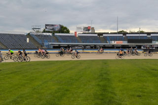 Rowerowa Stolica Polski - kręcili kilometry na stadionie w Lesznie