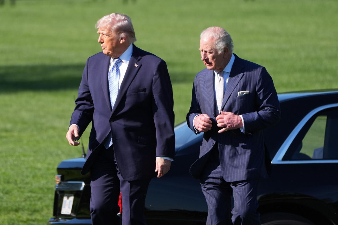 Król Karol i królowa Kamila u Trumpów. Melania dała im herbatę, a potem pokazała pasiekę w kształcie Białego Domu