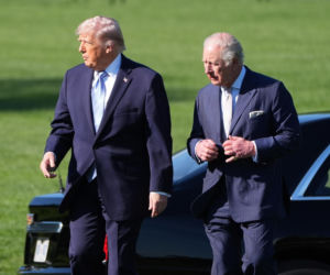 Król Karol i królowa Kamila u Trumpów. Melania dała im herbatę, a potem pokazała pasiekę w kształcie Białego Domu