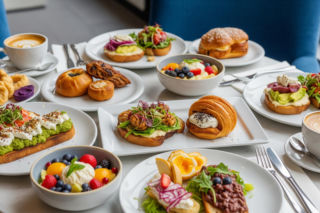 Gdzie zjeść śniadanie w Warszawie? Poznaj miejsca, które zaskakują smakiem.