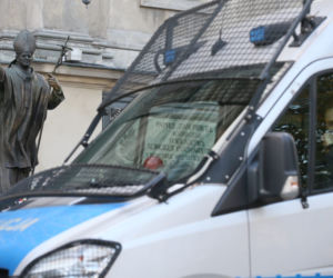 Policja pod kościołami w Warszawie
