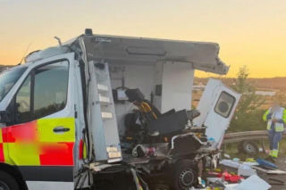 Dramat na A44. Ciężarówka uderzyła w stojącą karetkę