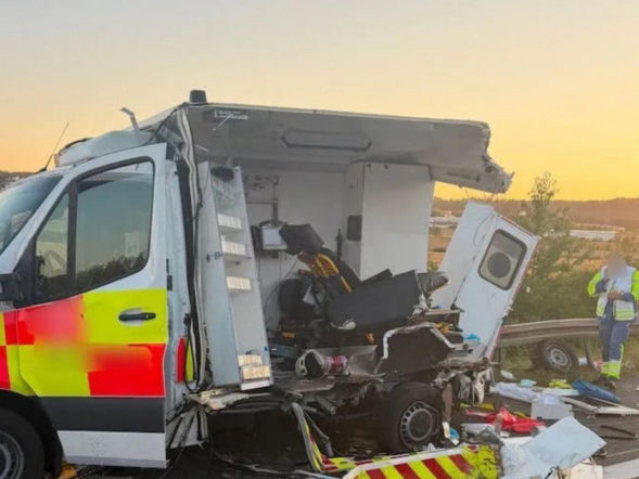 Dramat na A44. Ciężarówka uderzyła w stojącą karetkę