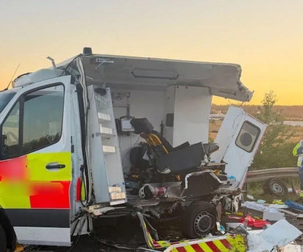 Ambulans z całkowicie rozerwaną zabudową po zderzeniu z ciężarówką na A44. O wypadku w Niemczech przeczytasz na Eska.