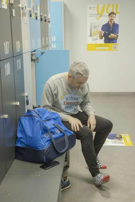 Robert Biedroń ćwiczy na siłowni