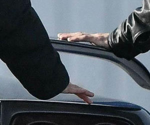 Maciej Musiał najpierw pieści auto, potem dziewczynę