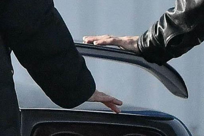 Maciej Musiał najpierw pieści auto, potem dziewczynę