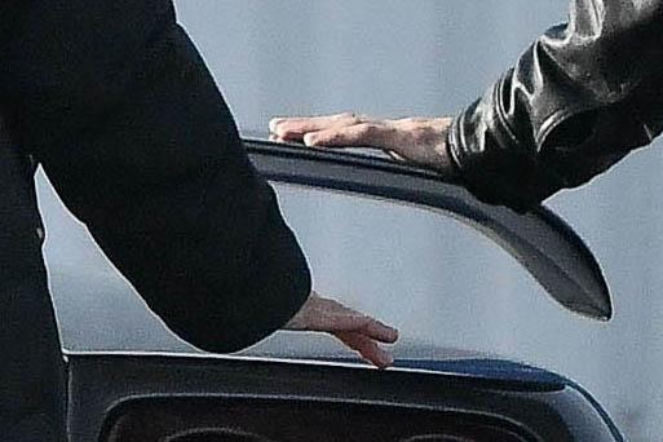 Maciej Musiał najpierw pieści auto, potem dziewczynę