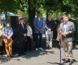 Polonia przeciwko złu pod pomnikiem