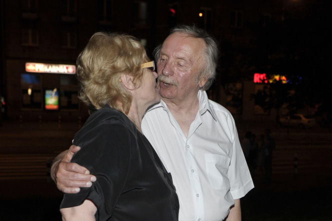 Wojciech Pokora odzywa się z zaświatów i siada z żoną w fotelu