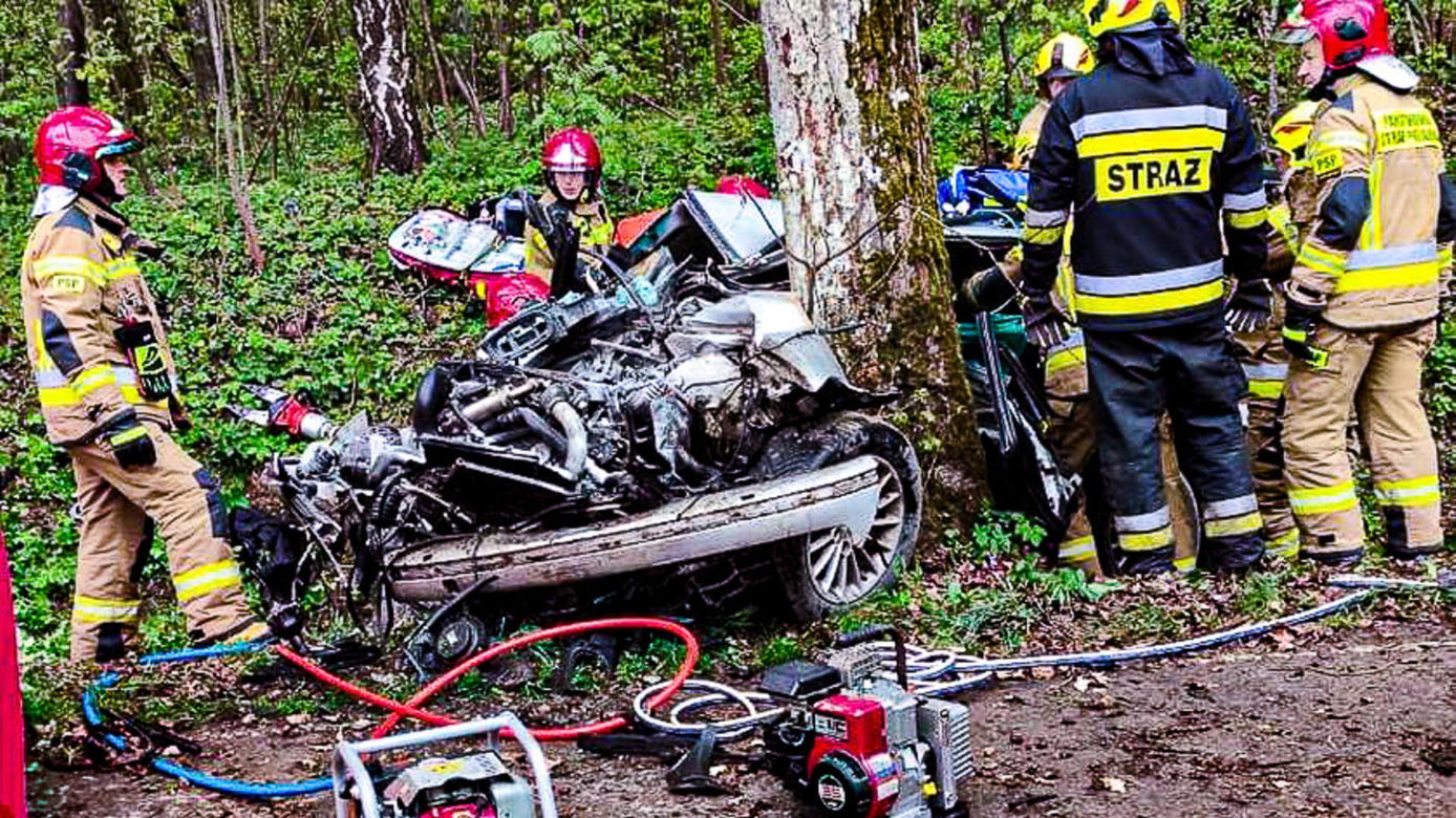 BMW roztrzaskało się na drzewie. 22-latka nie żyje