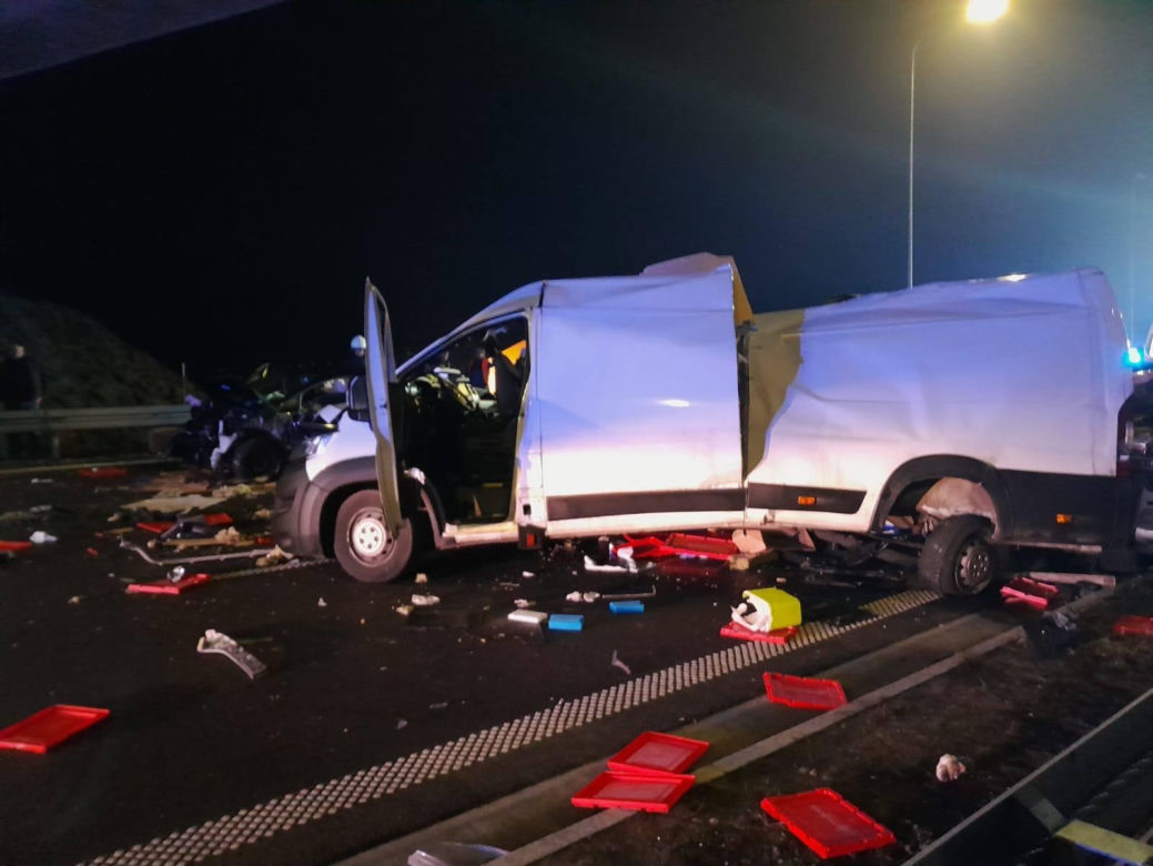 Karambol na S19. 18 aut rozbitych, 12 osób w szpitalu. Droga zablokowana całą noc