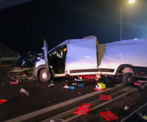 Karambol na S19. 18 aut rozbitych, 12 osób w szpitalu. Droga zablokowana całą noc