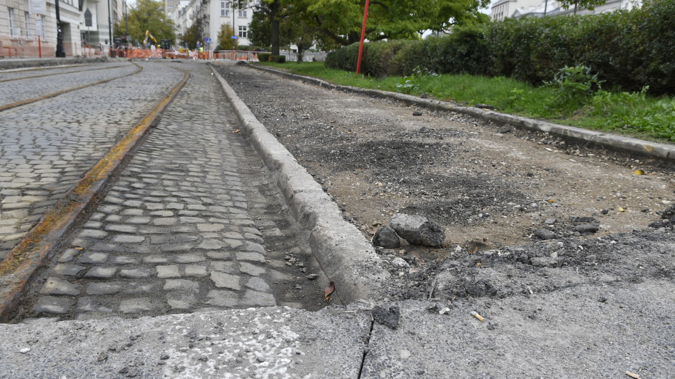 Zaasfaltują Plac Trzech Krzyży żeby go za kilka lat znów rozkopać 