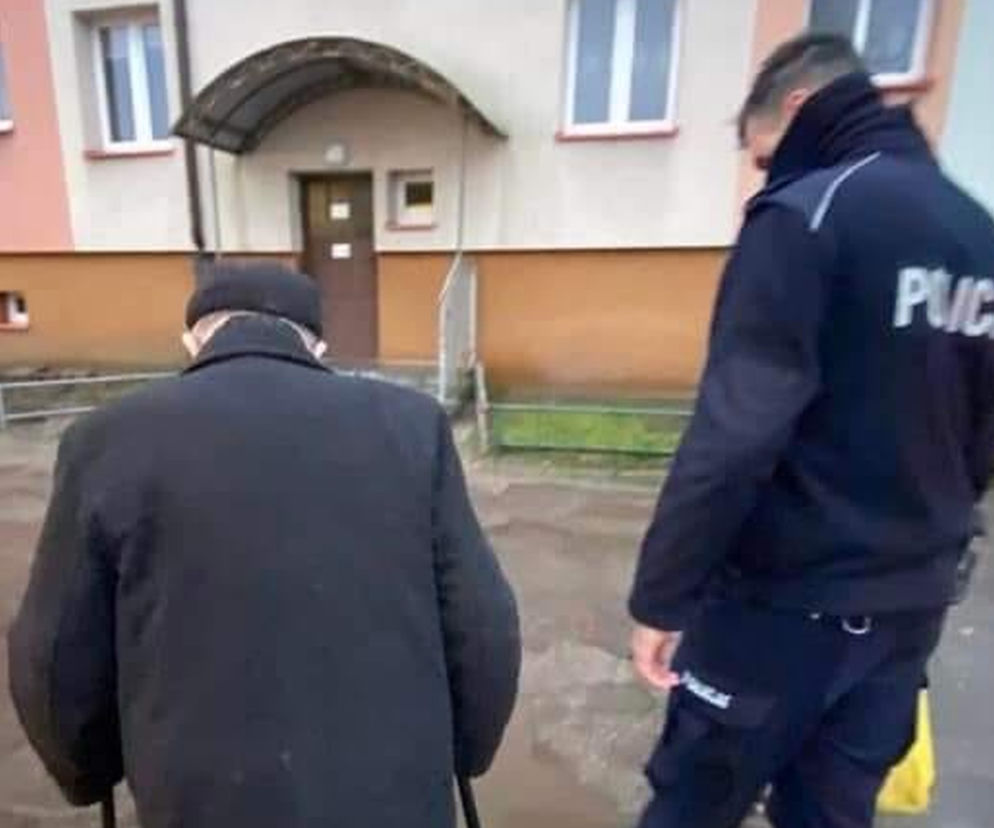 Podlaskie: Łzy przy bankomacie. Policjanci pokazali wielkie serce. Staruszek nie miał co jeść