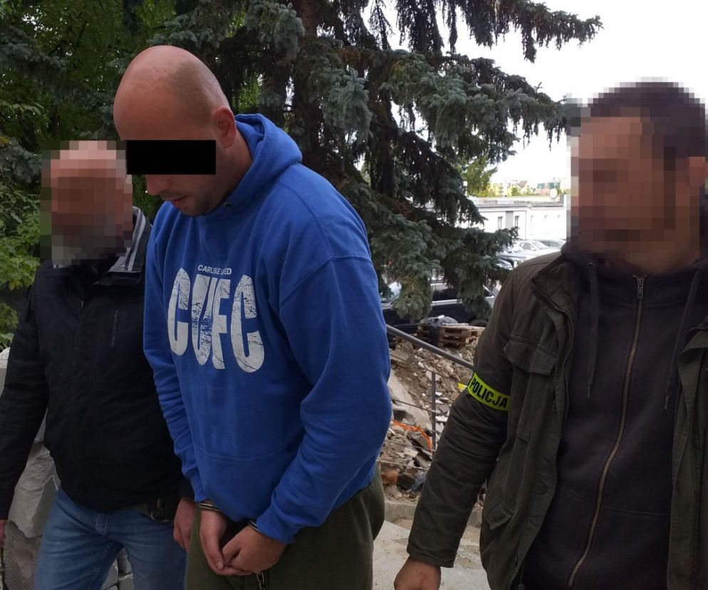 Z zazdrości dźgnął ją w brzuch