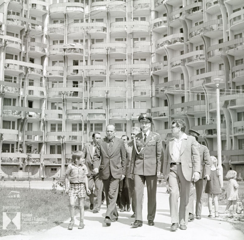Pierwszy polski kosmonauta Mirosław Hermaszewskizwiedza nowo zbudowane Osiedle Przyjaźni Polsko-Radzieckiej, 25 lipca 1978 r.