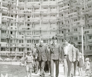 Pierwszy polski kosmonauta Mirosław Hermaszewskizwiedza nowo zbudowane Osiedle Przyjaźni Polsko-Radzieckiej, 25 lipca 1978 r.