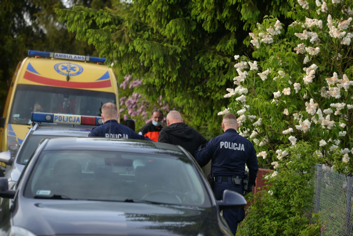 Pijany wjechał autem i zdewastował działkę sąsiada. Uciekł i poszedł pić wódkę...na swoją działkę