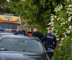 Pijany wjechał autem i zdewastował działkę sąsiada. Uciekł i poszedł pić wódkę...na swoją działkę