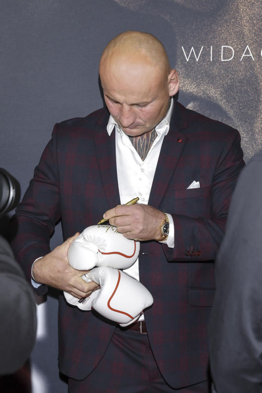 Artur Szpilka z narzeczoną Kamilą Wybrańczyk na premierze filmu "Szpilka"