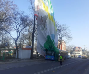Szokujący wypadek! Balon uderzył w blok, jedna osoba nie żyje