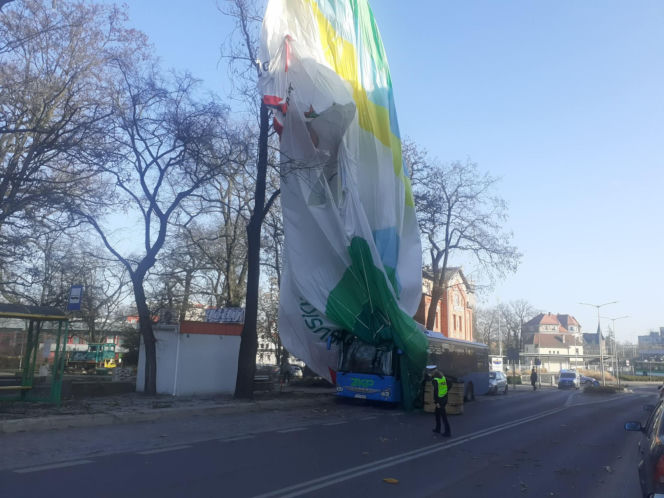 Szokujący wypadek! Balon uderzył w blok, jedna osoba nie żyje