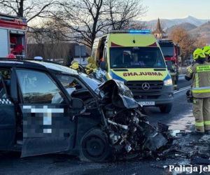 Osobówka wpadła w poślizg i wjechała w taksówkę. 8 osób w szpitalu