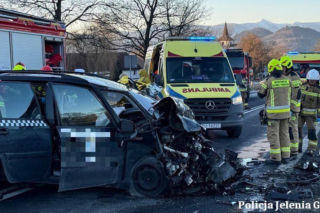 Osobówka wpadła w poślizg i wjechała w taksówkę. 8 osób w szpitalu