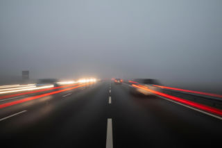 Mgła na drogach Mazowsza. Kto ponosi odpowiedzialność za dziewięć ofiar zaskakujących zdarzeń?