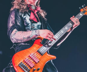 Skrupulatnie wyreżyserowany groteskowy spektakl okraszony nutą surrealizmu – Avatar zawładną Warszawą [RELACJA]