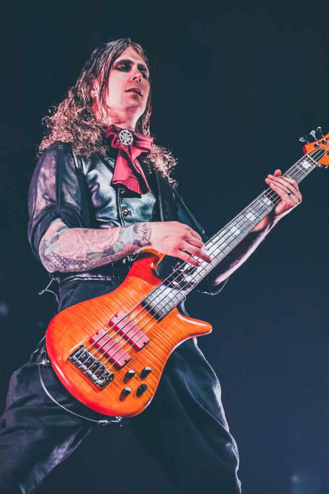 Skrupulatnie wyreżyserowany groteskowy spektakl okraszony nutą surrealizmu – Avatar zawładną Warszawą [RELACJA]